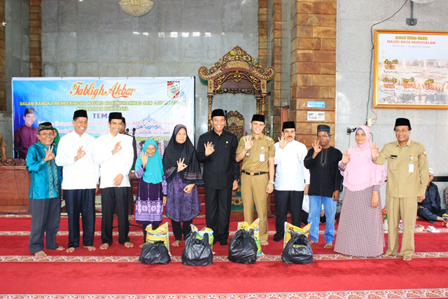   Walikota Pekanbaru Dr H Firdaus ST MT foto bersama dengan Kaum Dhuafa yang menerima santunan sembako di Masjid Raya Nurussalam Kecamatan Bukit Raya Pekanbaru, Selasa (05/01). (hms)