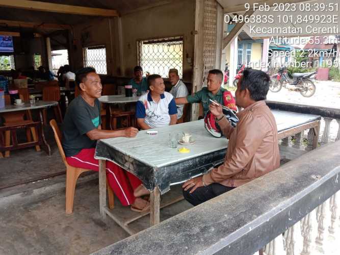 Babinsa Koramil 06/Cerenti Kodim 0302/Inhu, di Desa Kompe Berangin Jalin Komsos Silaturahmi Dengan Warga Binaan 