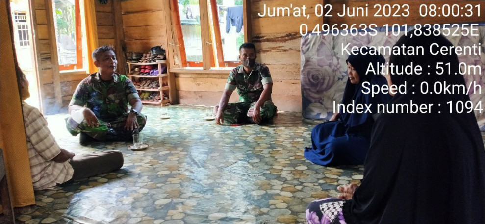 Serda Indra Jalil Babinsa Koramil 06/Cerenti Kodim 0302/Inhu Lakukan Komsos Di Kampung Pancasila Desa Tanjung Medan