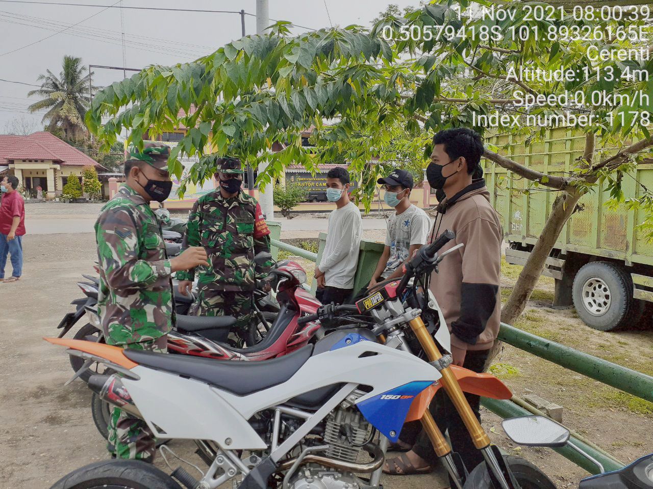 Sertu Firman Babinsa Koramil 06/Cerenti Dim 0302/Inhu  Berikan Sosialisasi Serta Himbauan Kepada Warga Agar Patuhi Prokes Covid-19