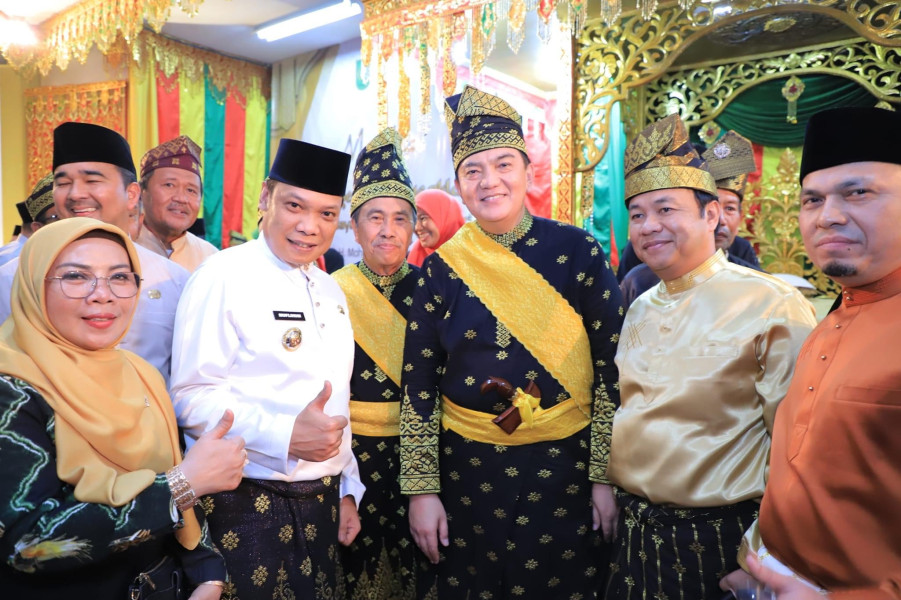 Pj Wali Kota Hadiri Penagurehan Gelar Adat dari LAM Riau kepada Kapolda Riau