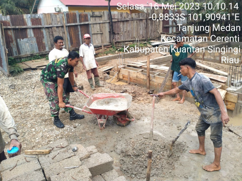 Babinsa Koramil 06/Cerenti Kodim 0302/Inhu Kopda Muhamad Soleh Bantu Warga Membuat Rumah di Wilayah Teritorialnya