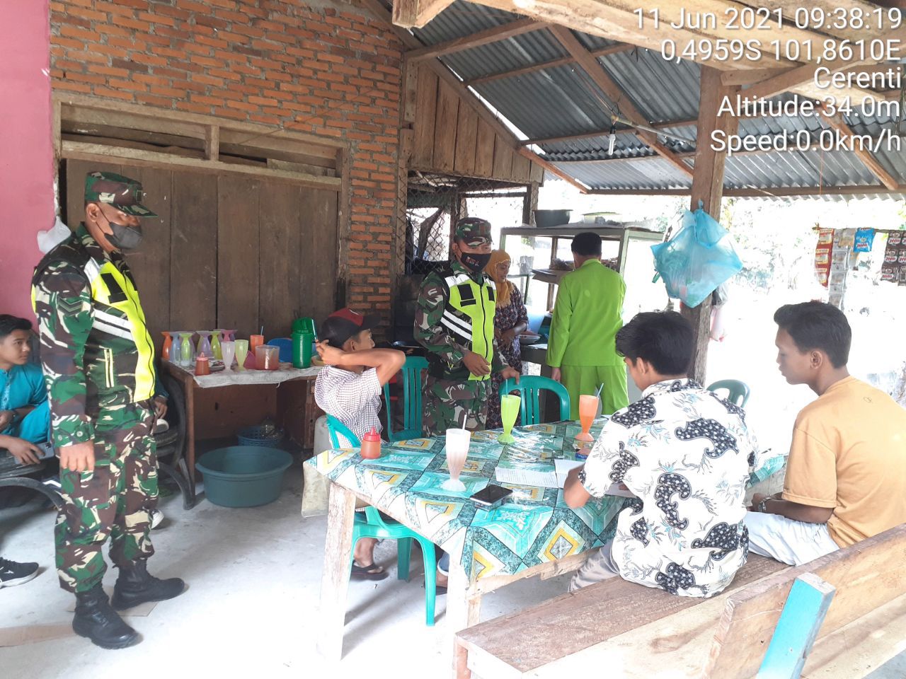 Penegakan Disiplin Protokol Kesehatan Oleh Babinsa Koramil 06/ Cerenti Kodim 0302/Inhu di Desa Kampung Baru Cerenti