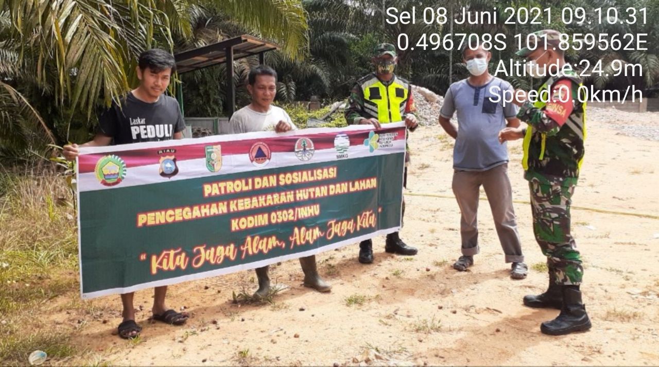 Anggota Koramil 06/cerenti Terus  Sosialisasikan Dan Patroli Tentang Bahaya Karhutla Di Wilayah Binaannya