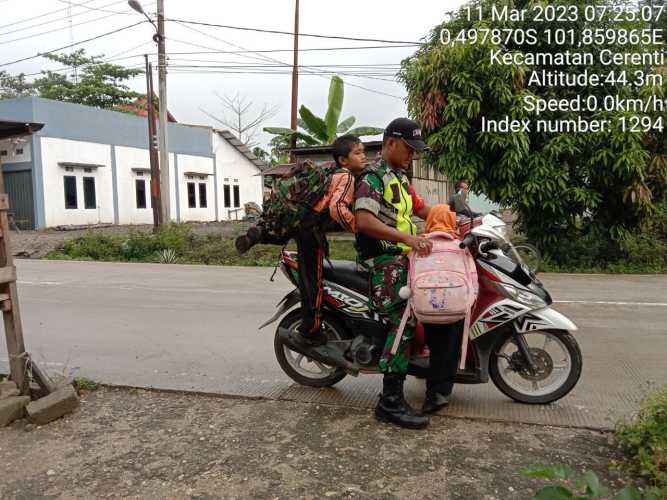 Babinsa Koramil 06/Cerenti Kodim 0302/Inhu Memberi Tumpangan Anak SD Yang Mau Berangkat Sekolah Desa Kampung Baru Cerenti