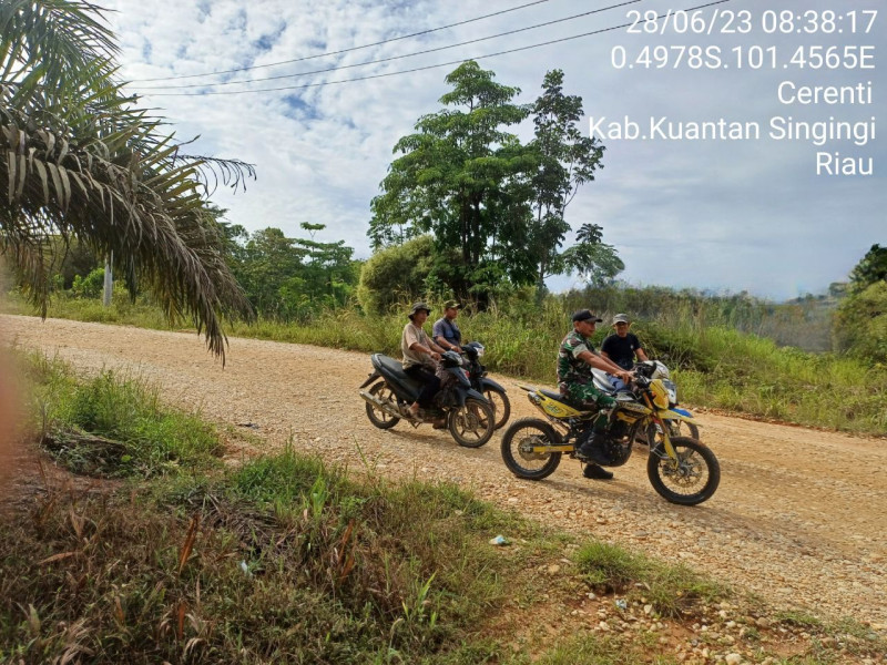 Babinsa Koramil 06/Cerenti Kodim 0302/Inhu Terus Meningkatkan Kewaspadaan Karhutlah Dengan Cara Laksanakan Patroli Dan Sosialisasi Karlahut Kepada Masyarakat