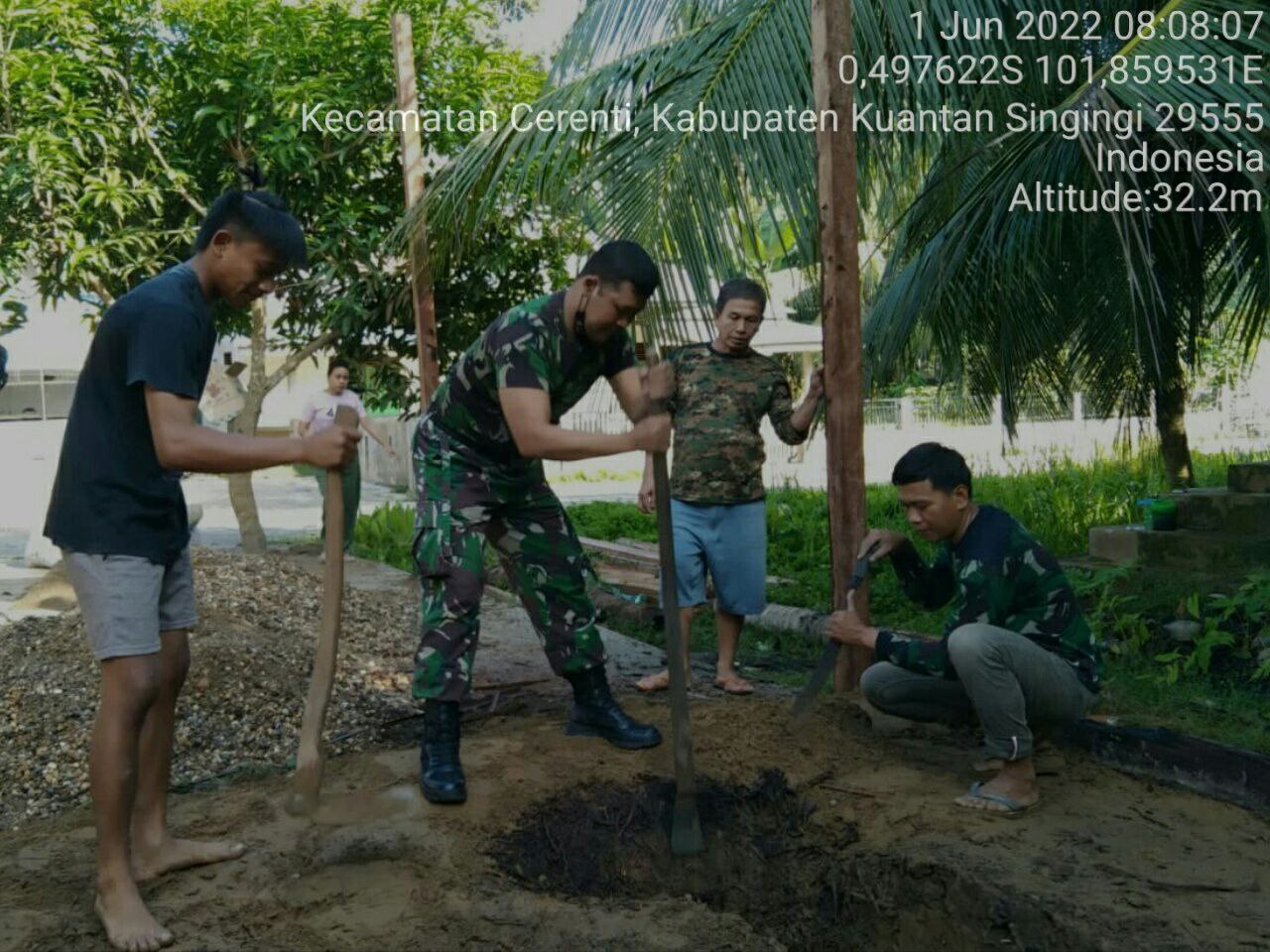 Serda Dumen Siregar Babinsa Koramil 06/Cerenti Kodim 0302/Inhu Bantu Lancarkan Saluran Air Rumah Warga