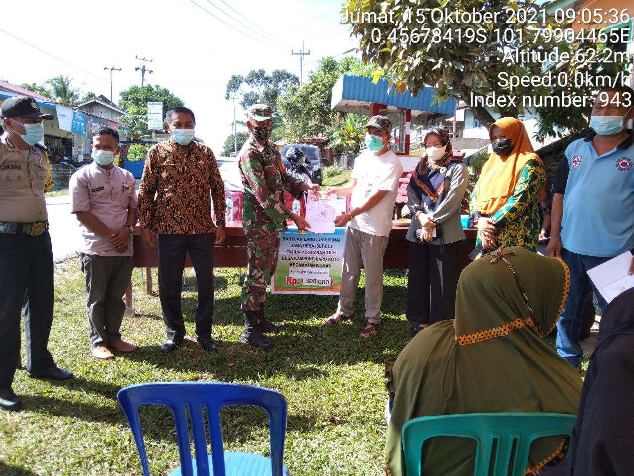 Babinsa Koramil 06/Cerenti Kodim 0302/Inhu Dampingi Pembagian BLT DD Di Desa Binaan