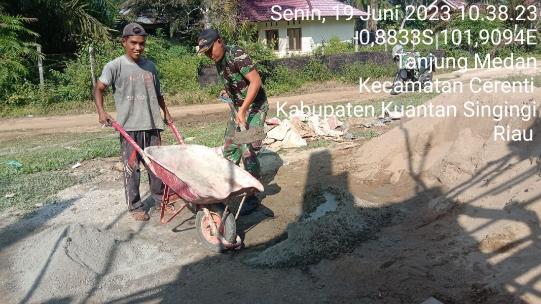 Rajut Tali silaturahmi Dengan Warga Binaan Babinsa Koramil 06/Cerenti Kodim 0302/Inhu Kopda Muhammad Soleh Bantu Warga Pembuatan Rumah Di Desa Tanjung Medan