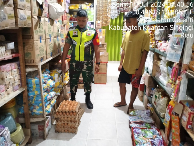 Pratu Chumaidi Babinsa Koramil 06/Cerenti Kodim 0302/Inhu Cek Harga Sembako Di Toko Dan Kios Kios Milik Warga Kecamatan Cerenti 