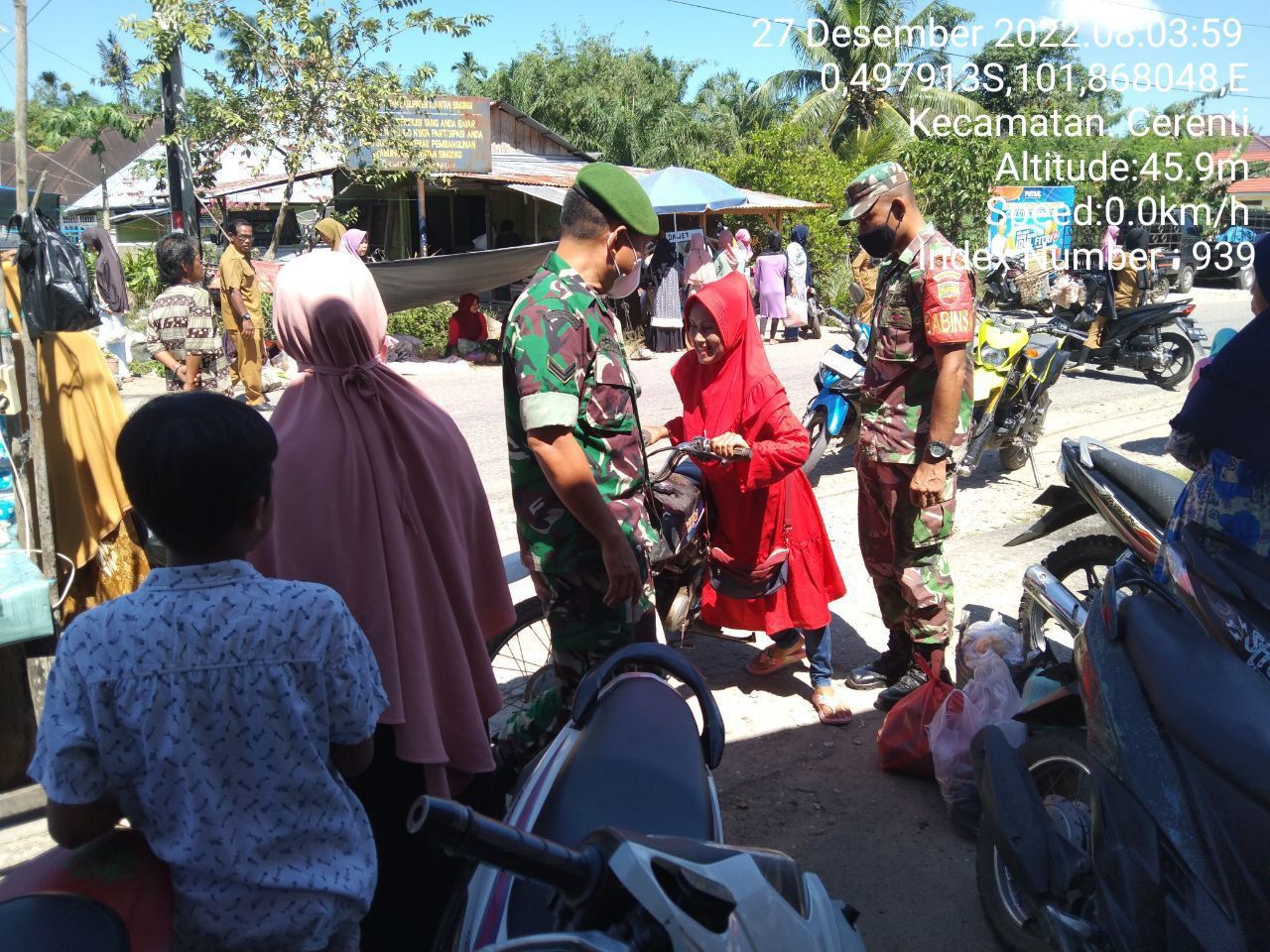 Anggota Koramil 06/Cerenti Dim 0302/Inhu Inhu Ajak Masyarakat Patuhi Prokes