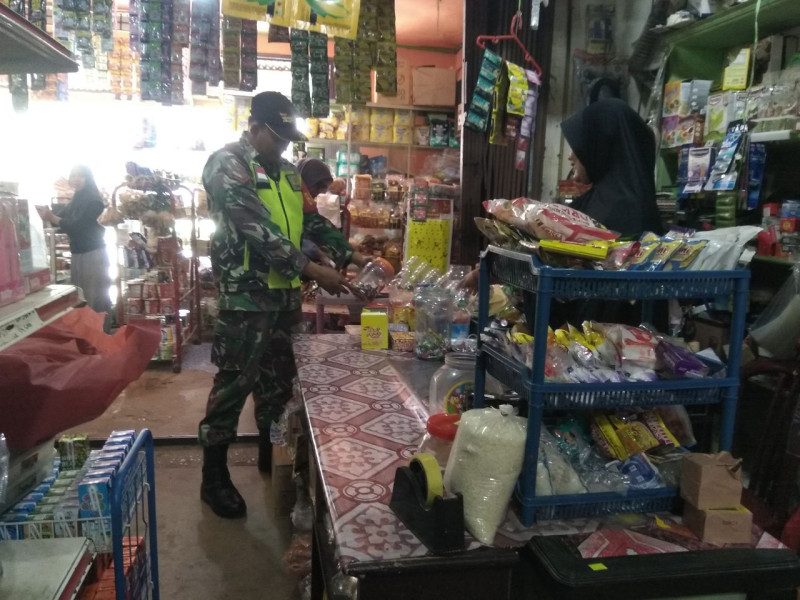 Babinsa Koramil 06/Cerenti Kodim 0302/Inhu Kopda Mohamad Soleh  Pantau Perkembangan Harga Kebutuhan Pokok Di Wilayah Kecamatan Cerenti