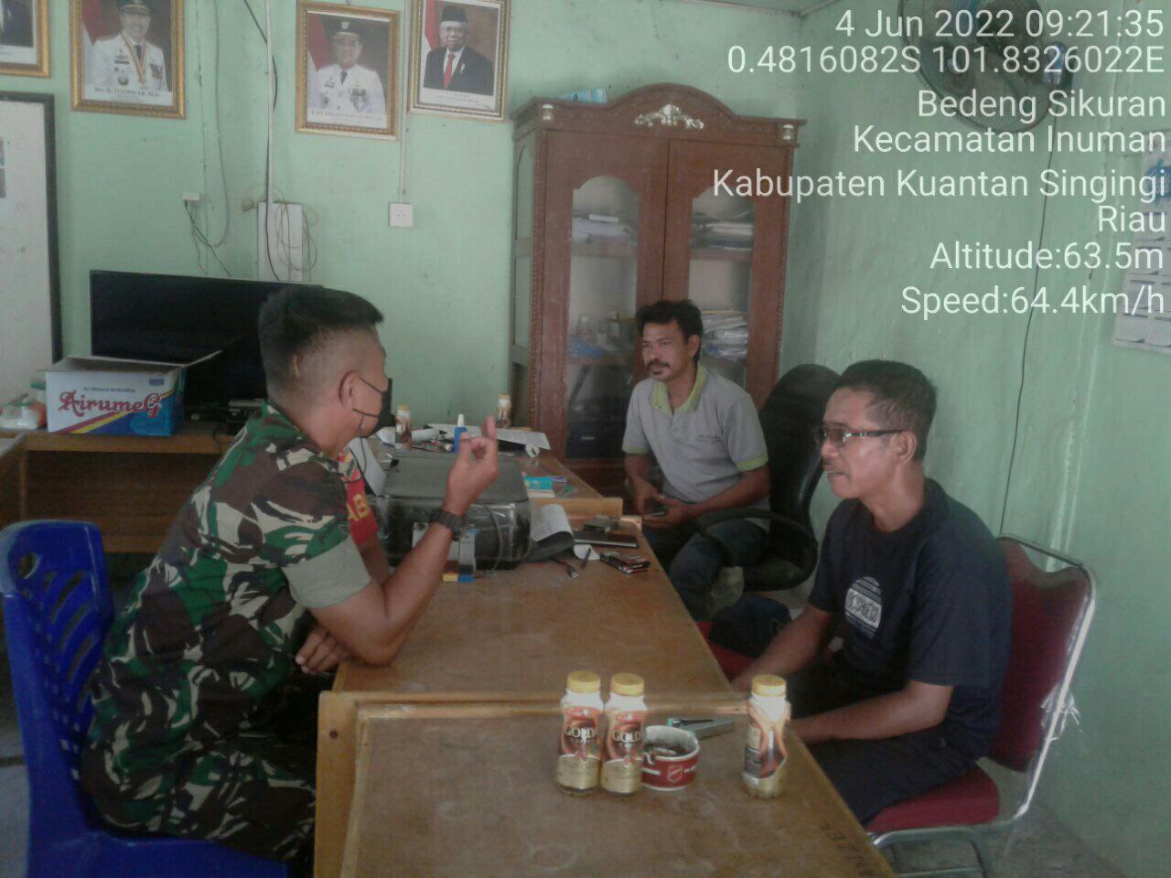 Babinsa Koramil 06/Cerenti Kodim 0302/Inhu Peran Aktif Babinsa Laksanakan Komsos Dengan Perangkat Desa