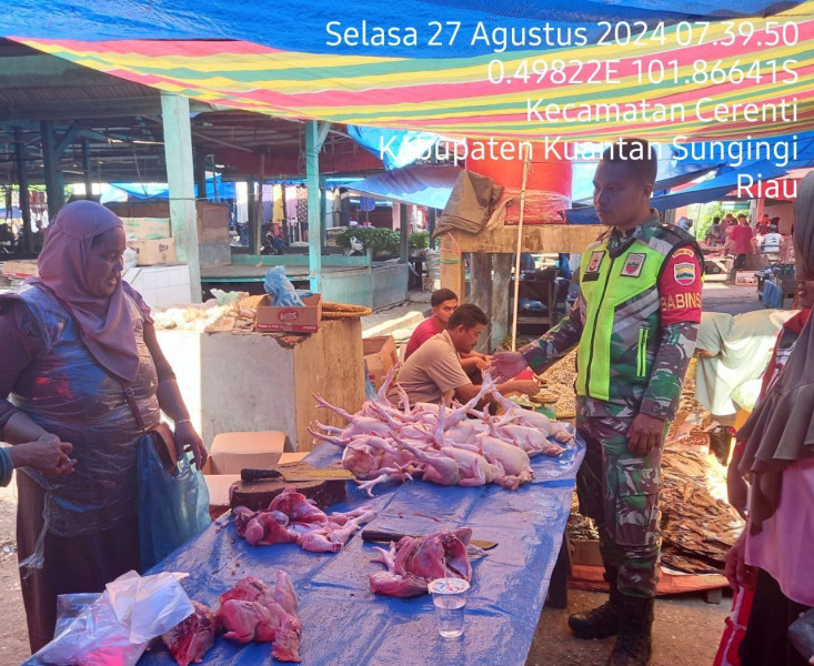 Babinsa Koramil 06/Cerenti Kodim 0302/Inhu Cek Harga Sembako Di Pasar Pagi Cerenti