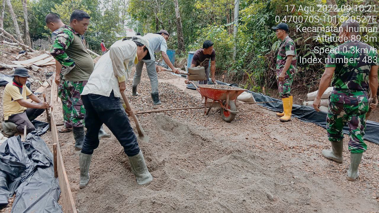 Satgas TMMD ke-114 , Kodim 0302/Inhu bersama Babinsa Koramil 06/Cerenti Kodim 0302/Inhu dan Koramil Jajaran Kuansing Bersama Warga Mengerjakan Pengecoran Jalan Seminisasi di Sasaran 3