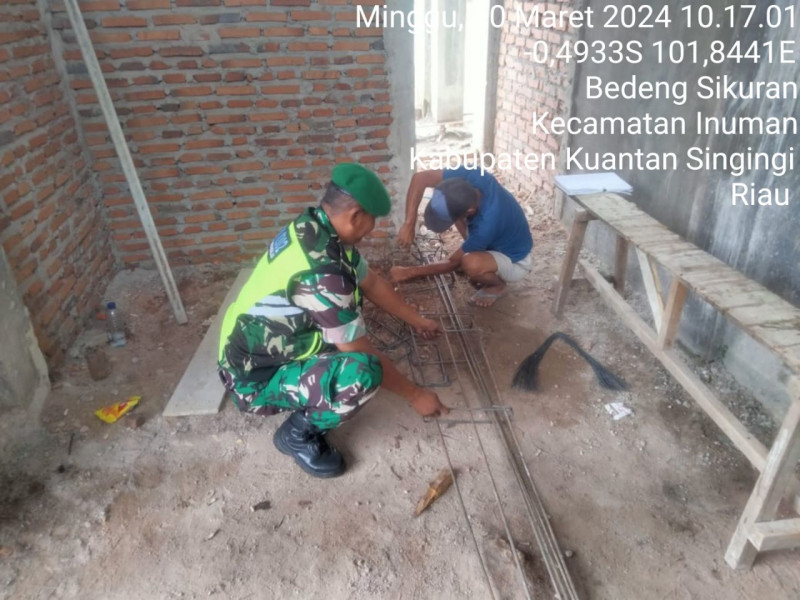 Anggota Koramil 06/Cerenti Kodim 0302/Inhu Bantu Warga Membuat Masjid Di Desa Bedeng Sikuran