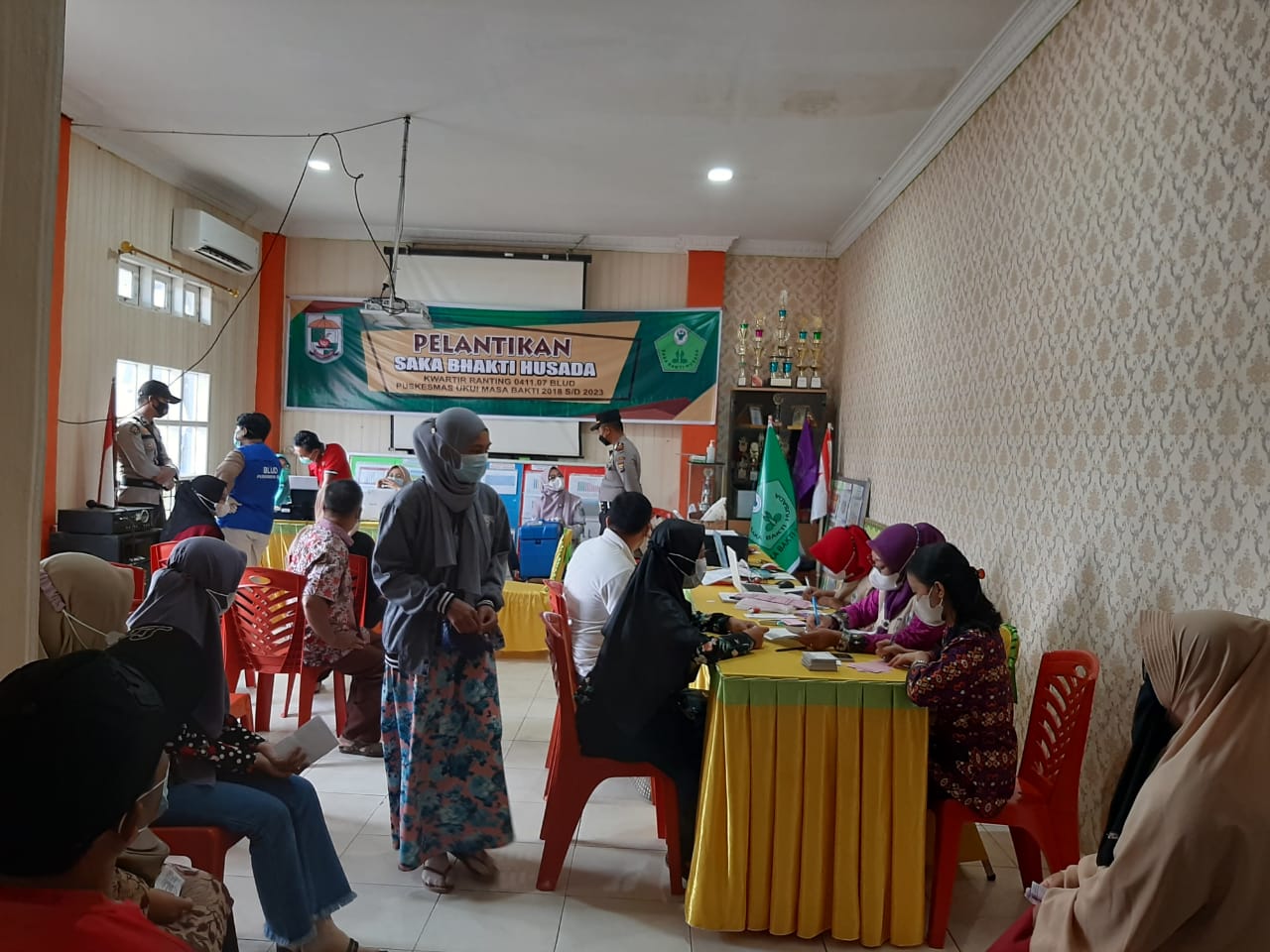 Kapolsek Ukui Tinjau Langsung Pelaksanaan Vaksinasi Presisi di Puskesmas