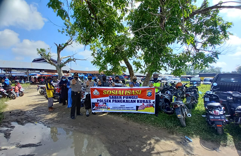Polsek Pangkalan Kuras Sosialisasi Saber Pungli Kepada Petugas Parkir di Pasar