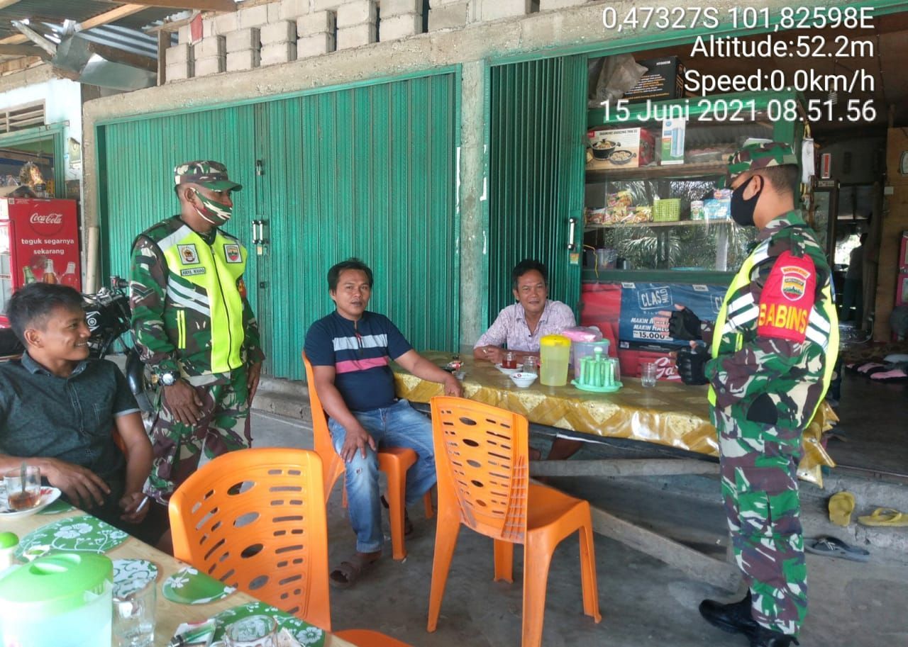 Babinsa Koramil 06/Cerenti Edukasi Disiplin Protokol Kesehatan Kepada Warga 