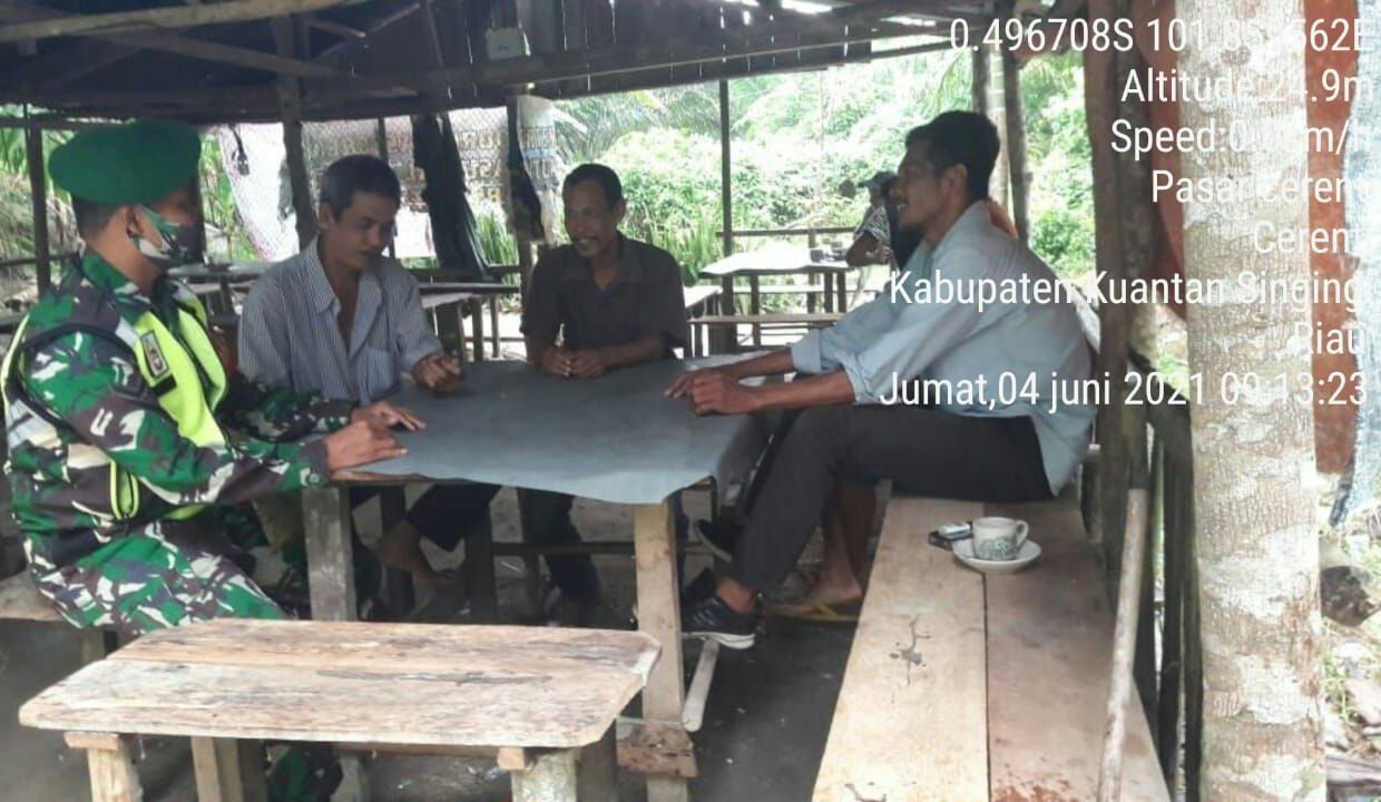 Babinsa Koramil 06/ Cerenti Kodim 0302/ Inhu Terus Melaksanakan Komsos Sekaligus Memberikan Himbauan Kepada Warga Agar Selalu  Mematuhi Protokol  Kesehatan