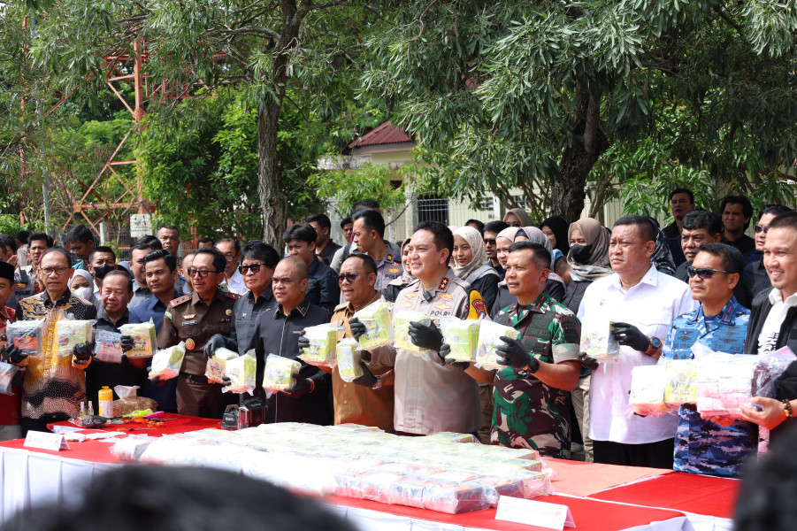 Polda Riau Musnahkan Narkoba, Miras, dan Knalpot Brong Demi Keamanan Natal dan Tahun Baru