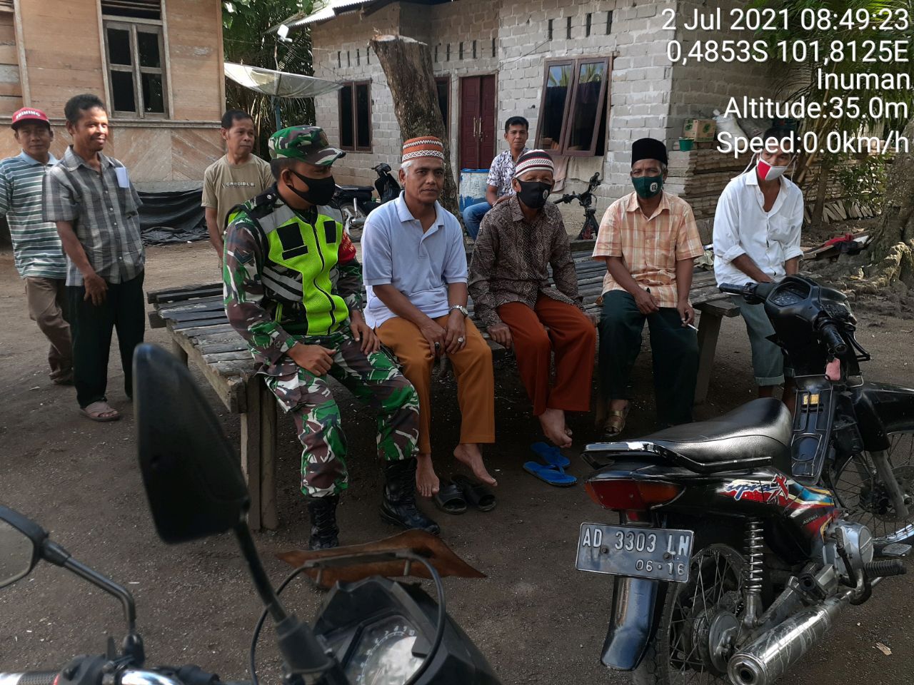 Babinsa Koramil 06/Cerenti Melaksanakan Komsos Sekaligus Memberikan Himbauan Kepada Warga Agar Tetap Mematuhi Protokol Kesehatan di Desa Pulau Panjang Hulu