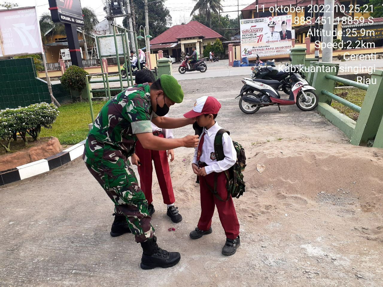 Babinsa Koramil 06/Cerenti Kodim 0302/Inhu Bagikan Masker Sebagai Upaya Memutus Mata Rantai Penyebaran Covid-19