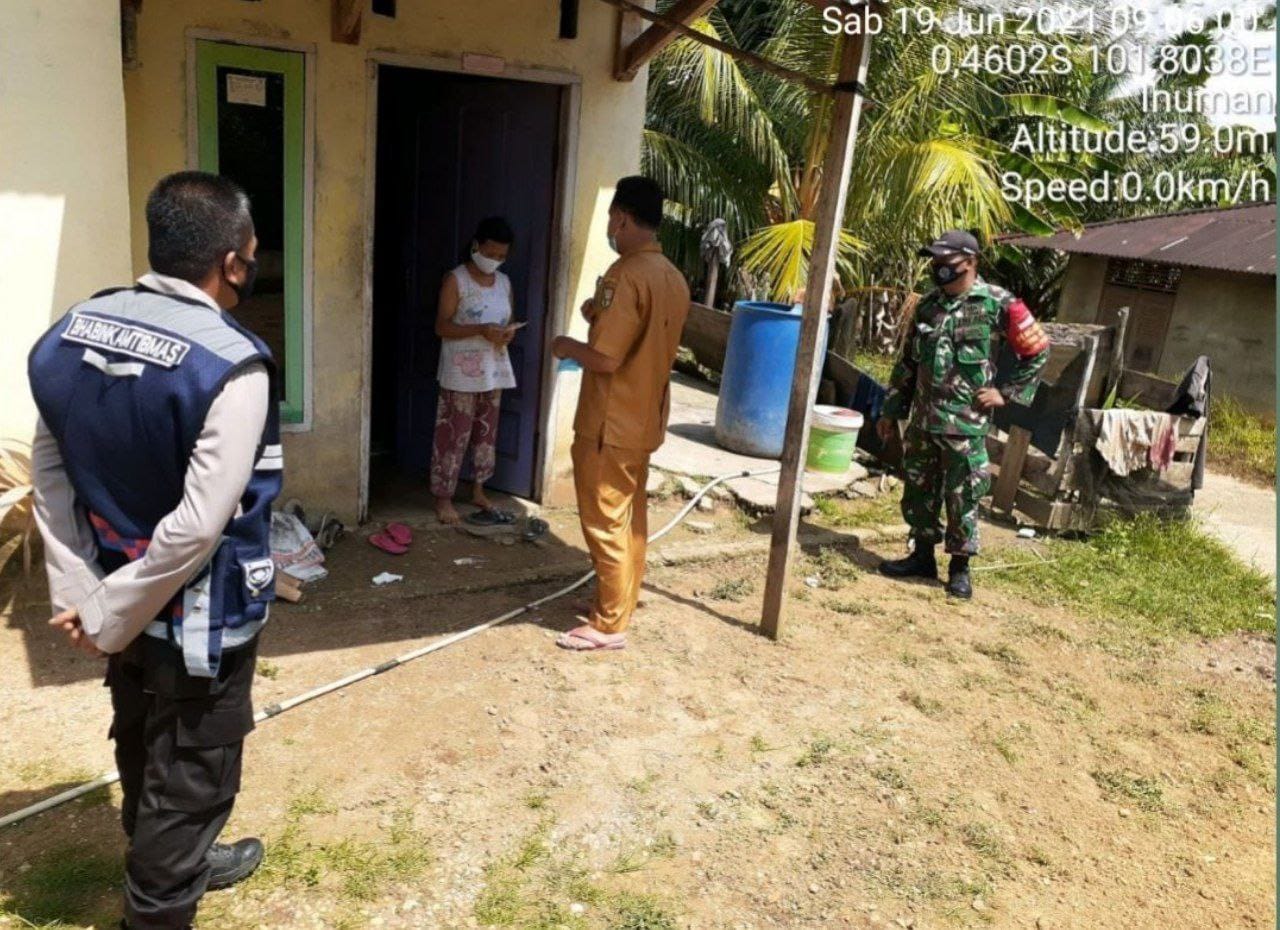 Babinsa 06/cerenti Dim 0302/Inhu Dan Bhabinkamtibmas Polsek Cerenti Lakukan Pemberian Vitamin Yang Terkena Covid 19 Ke Warga