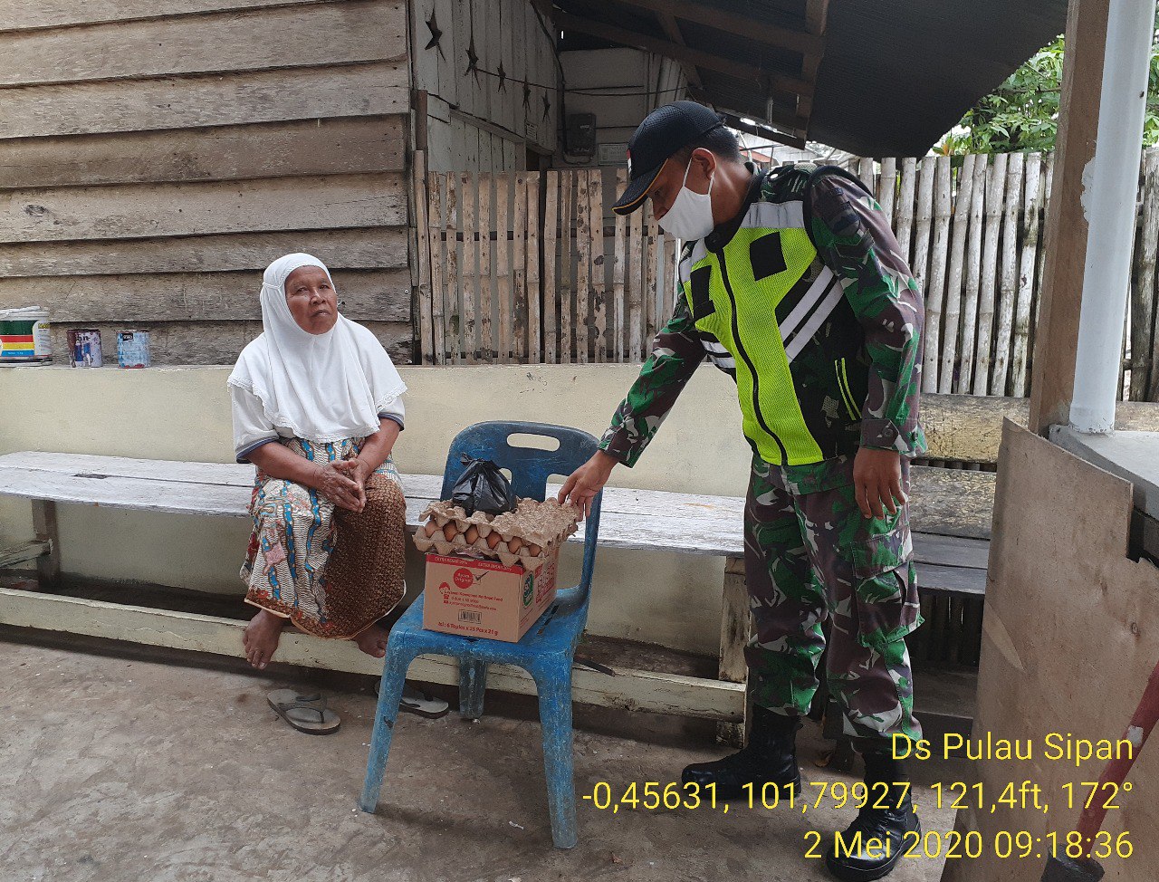 Babinsa Koramil 06/Cerenti Dim 0302/Inhu Sertu Efison Berikan Sembako Kepada Warga Kurang Mampu.