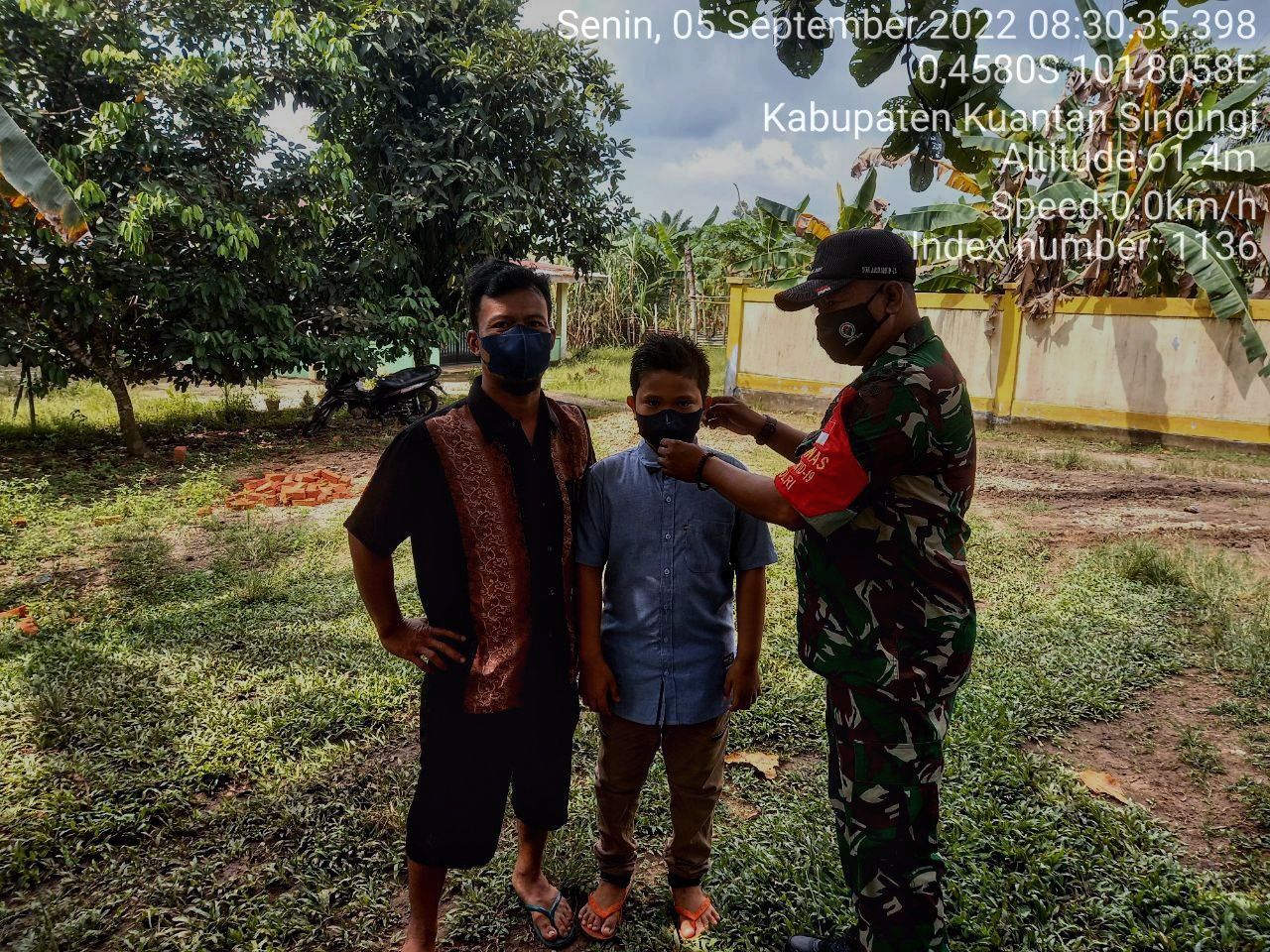 Babinsa Koramil 06/ Cerenti Kodim 0302/ Inhu Membagikan Masker Untuk Masyarakat di Desa Lebuh Lurus