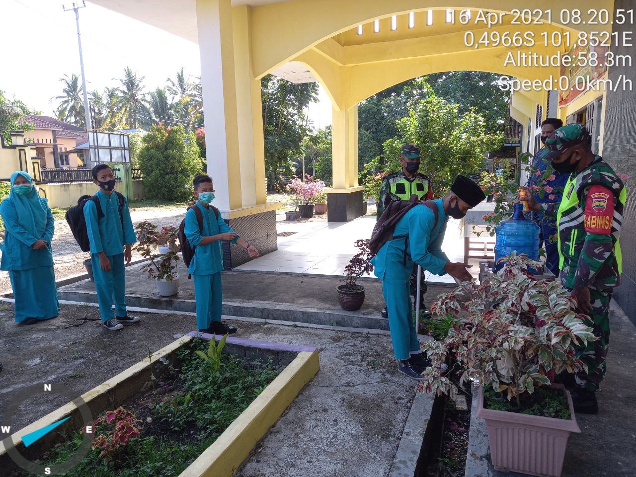 Cegah Pandemi Covid-19, Babinsa Koramil 06/Cerenti Tegakkan Prokes Ditempat Keramaian Warga