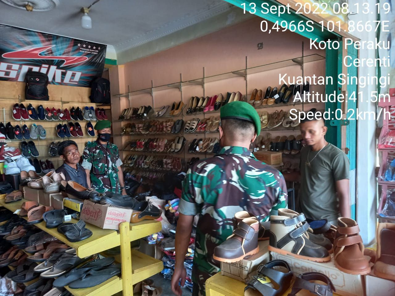 Babinsa Koramil 06/Cerenti Kodim 0302/Inhu, Himbau Warga Agar Tidak Lengah Dalam Penggunaan Masker Saat Pandemi Covid-19 di Kelurahan Koto Peraku Kecamatan Cerenti Kabupaten Kuansing