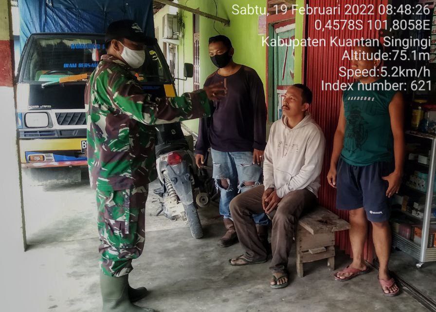 Babinsa Koramil 06/Cerenti  Kodim 0302/Inhu  Melaksanakan Komsos Dengan Masyarakat Desa Kampung Baru Koto