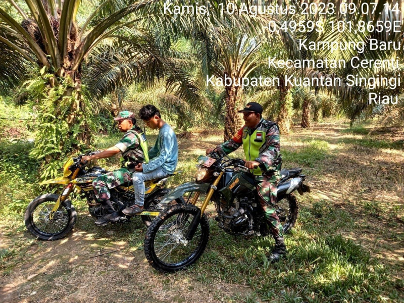 Antisipasi Kebakaran Hutan Dan Lahan di Wilayah Teritorialnya Sertu Firman Dan Kopda Mohamad Soleh Babinsa Koramil 06/Cerenti Kodim 0302/Inhu Laksanakan Patroli di Desa Binaan