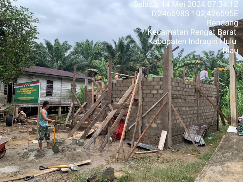 Personil TMMD Ke-120 Kodim 0302/Inhu Di Desa Redang Kecamatan Rengat Barat  Gotong Royong Dalam Pembangunan Rumah Warga 