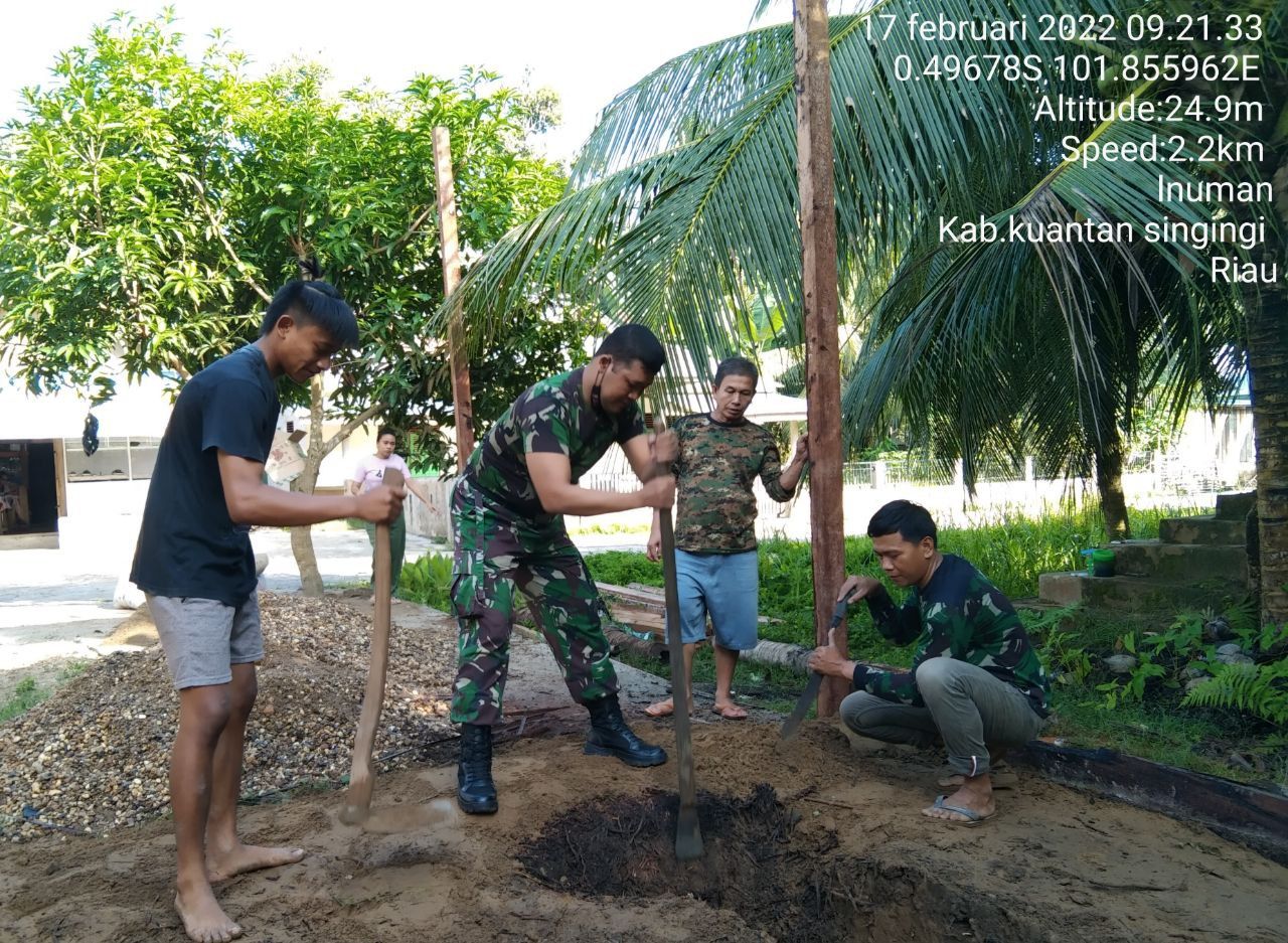 Babinsa Koramil 06/Cerenti  Kodim 0302/ Inhu Membantu Membuat Parit Pembuangan Air Milik Warga di Desa Pulau Panjang Hilir
