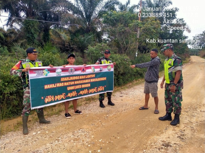 Tingkatkan Pengawasan Karlahut, Di Desa Teluk Pauh Babinsa Koramil 06/ Cerenti Dim 0302/ Inhu Melaksanakan Patroli Dan  Sosialisasi Kepada Masyarakat