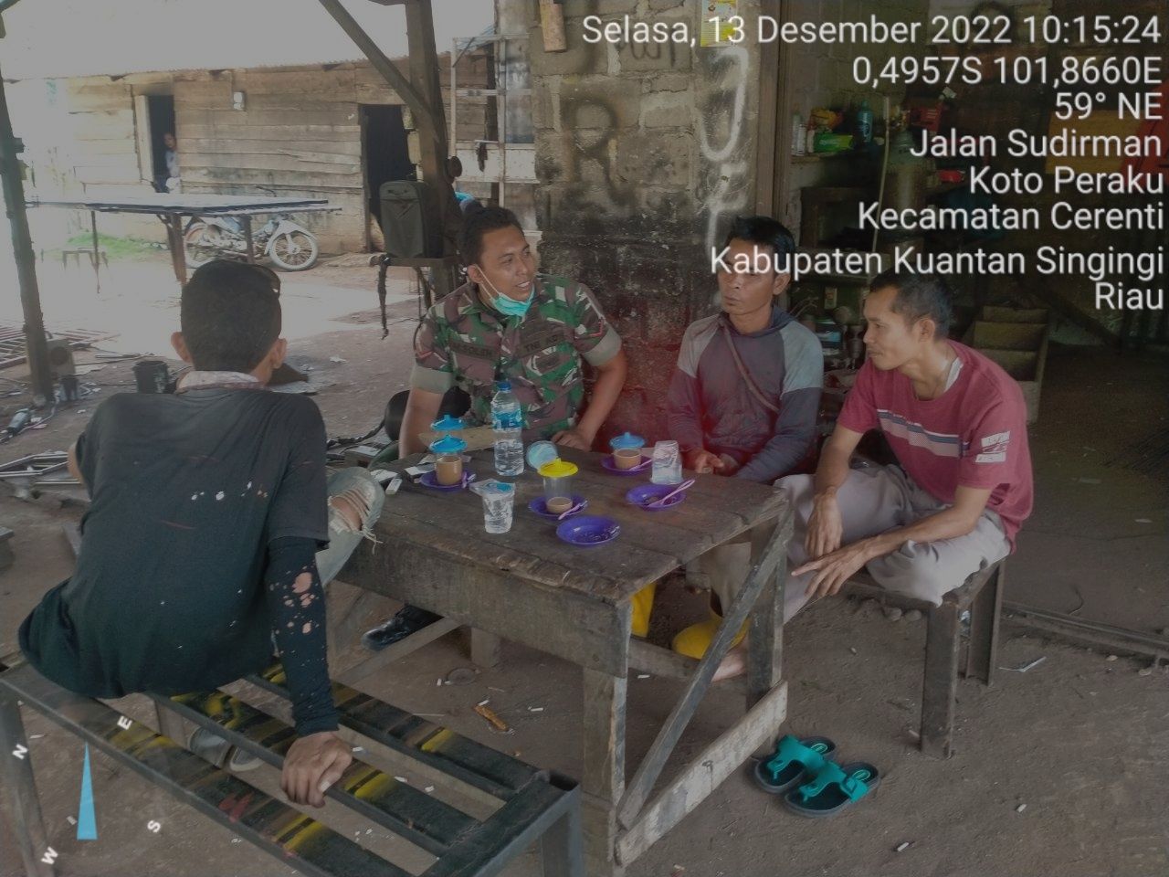 Kopda Muhammad Soleh Babinsa Koramil 06/Cerenti Kodim 0302/Inhu Komsos Dengan Warga Binaan Membahas Tentang Covid-19 di Pasar Cerenti Kecamatan Cerenti Kabupaten Kuansing 