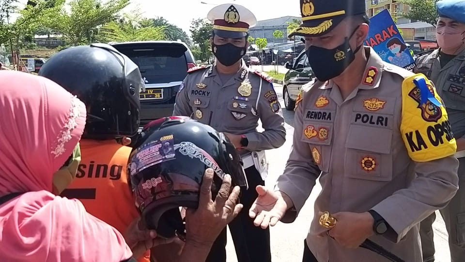 Operasi Zebra Lancang Kuning 2021, Kapolres Kuansing Bagikan Helm dan Sembako