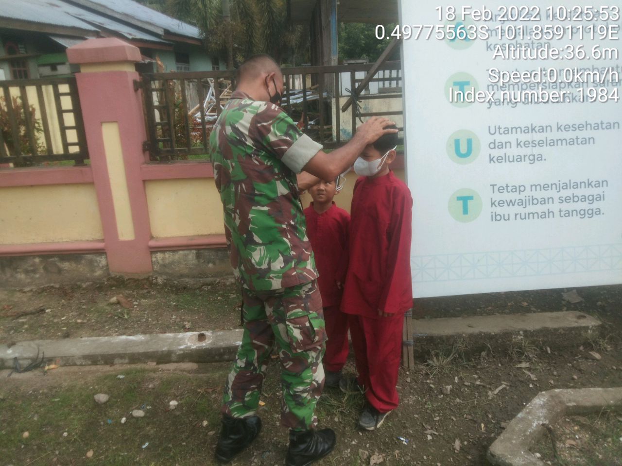Babinsa Koramil 06/ Cerenti  Kodim 0302/ Inhu  Bagikan Masker  Kepada Anak - Anak Sekolah SD Negeri 006 Koto Inuman