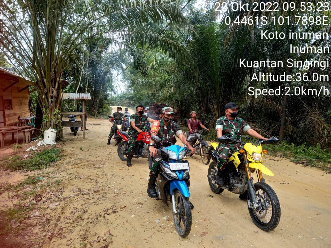 Setiap Hari Sertu Heriyus Bersama Babinsa Koramil 06/Cerenti Kodim 0302/Inhu Terus Berikan Sosialisasi Sekaligus Himbauan Tentang Bahaya Karhutla Diwilayah Binaan