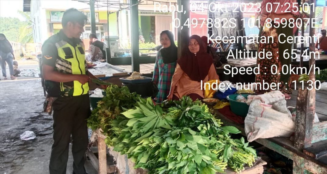 Di Pasar Tradisional,Serda Jama Anur Babinsa Koramil 06/Cerenti Kodim 0302/Inhu Cek Harga Sembako