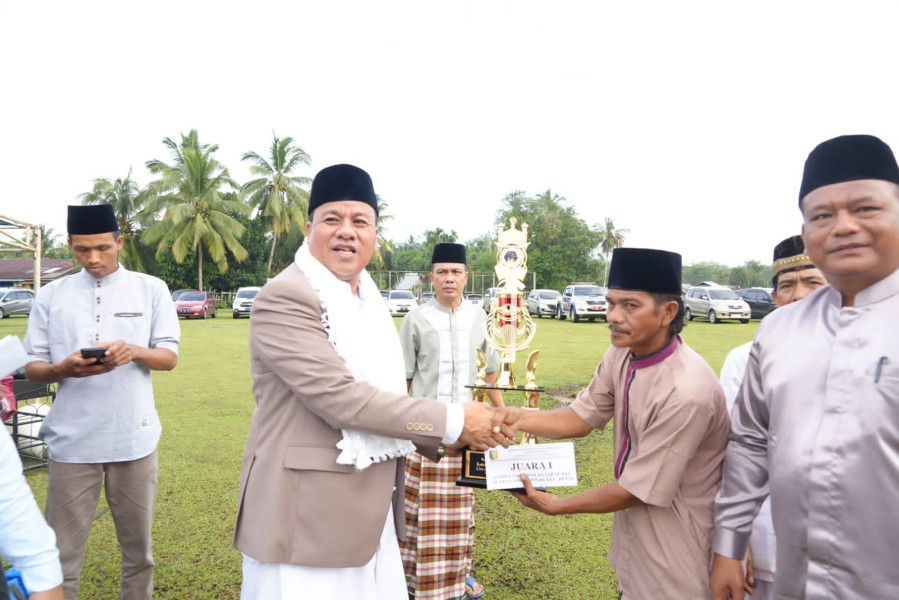 Warga Koto Simandolak Terkejut  Plt Bupati Sholat Id Di Lapangan PESSI