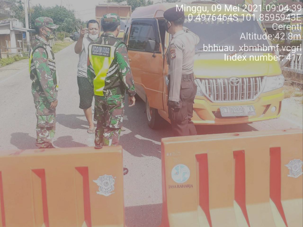 Babinsa Koramil 06/Cerenti Kodim 0302/Inhu Melaksanakan Pos Penyekatan Lintas Darat