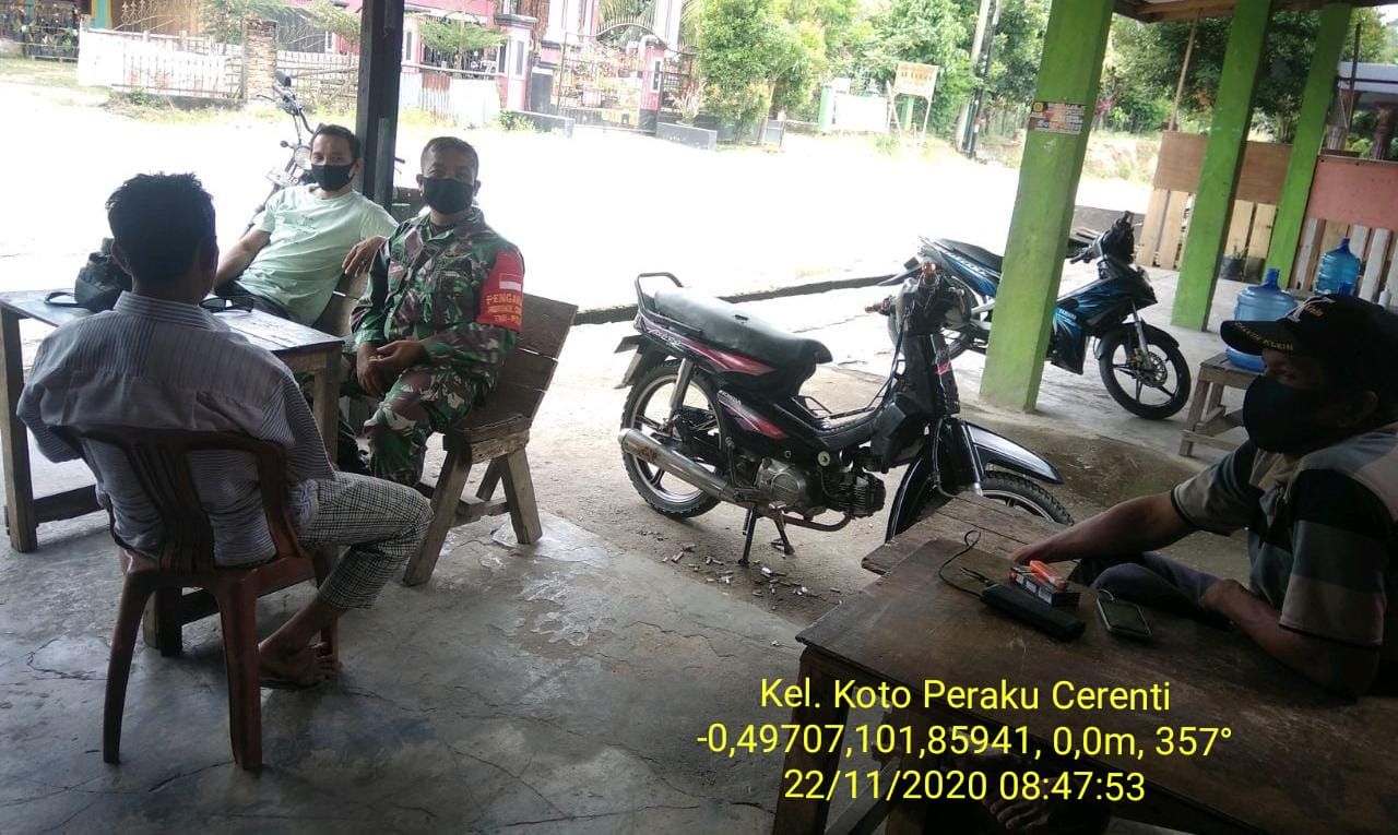 Senantiasa Berupaya Putuskan Penyebaran Covid-19 Babinsa Koramil 06/Cerenti Kodim 0302/Inhu Ajak Warga Patuhi Protokol Kesehatan