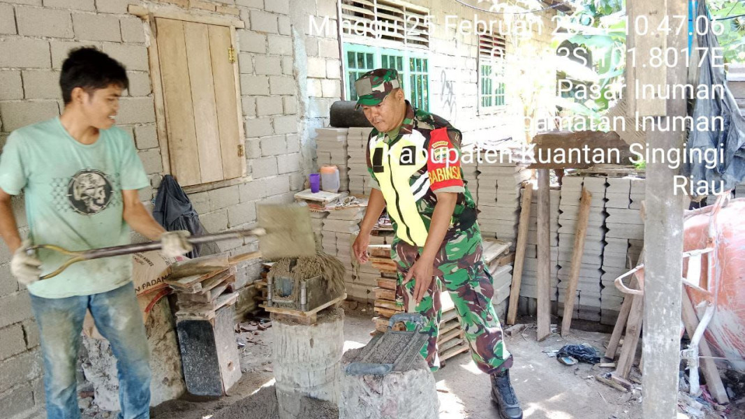 Babinsa Koramil 06/Cerenti Kodim 0302/Inhu Dan Warga Gotong Royong Di Pasar Inuman