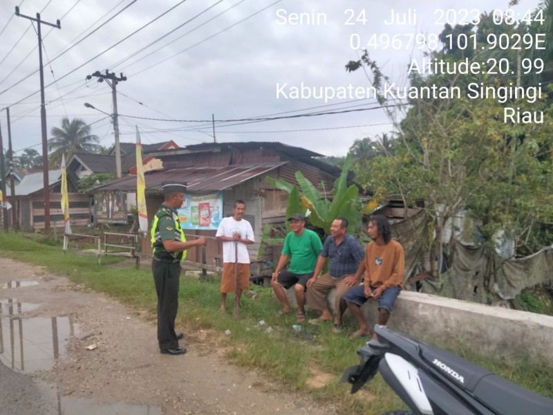 Babinsa Koramil 06/Cerenti Kodim 0302/Inhu Tanjung Medan Kecamatan Komsos Dengan Warga Binaan Memberikan Pengertian Tentang Pentingnya Menjaga Keamanan Lingkungan