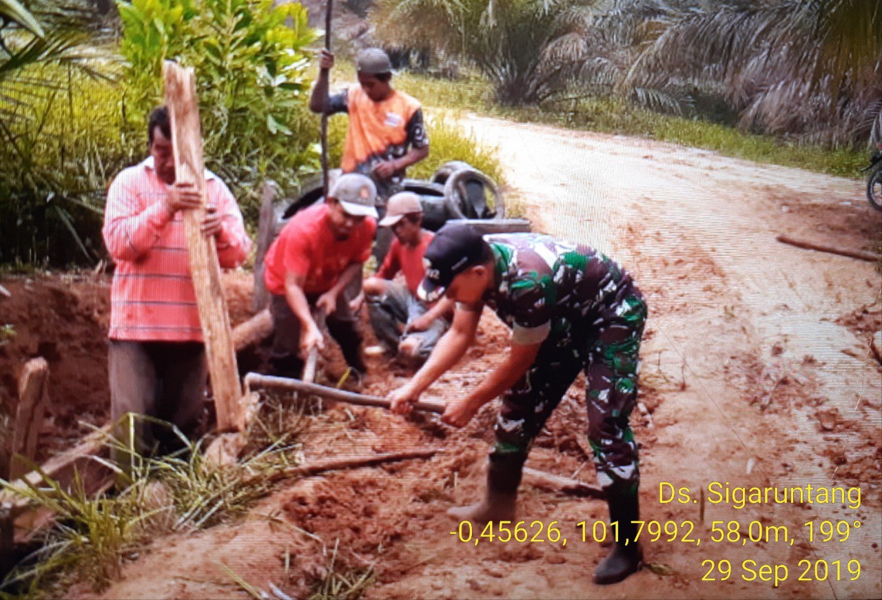 Sertu Efison Anggota Koramil 06/Cerenti Membantu Masyarakat Desa Binaan Membuat Gorong-Gorong.