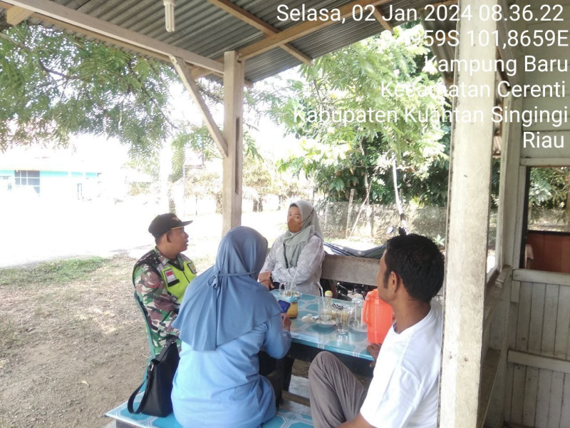 Babinsa Koramil 06/Cerenti Kodim 0302/Inhu Kopda M. Soleh Senantiasa Laksanakan Komsos Dengan Warga Desa Kampung Baru Kecamatan Cerenti
