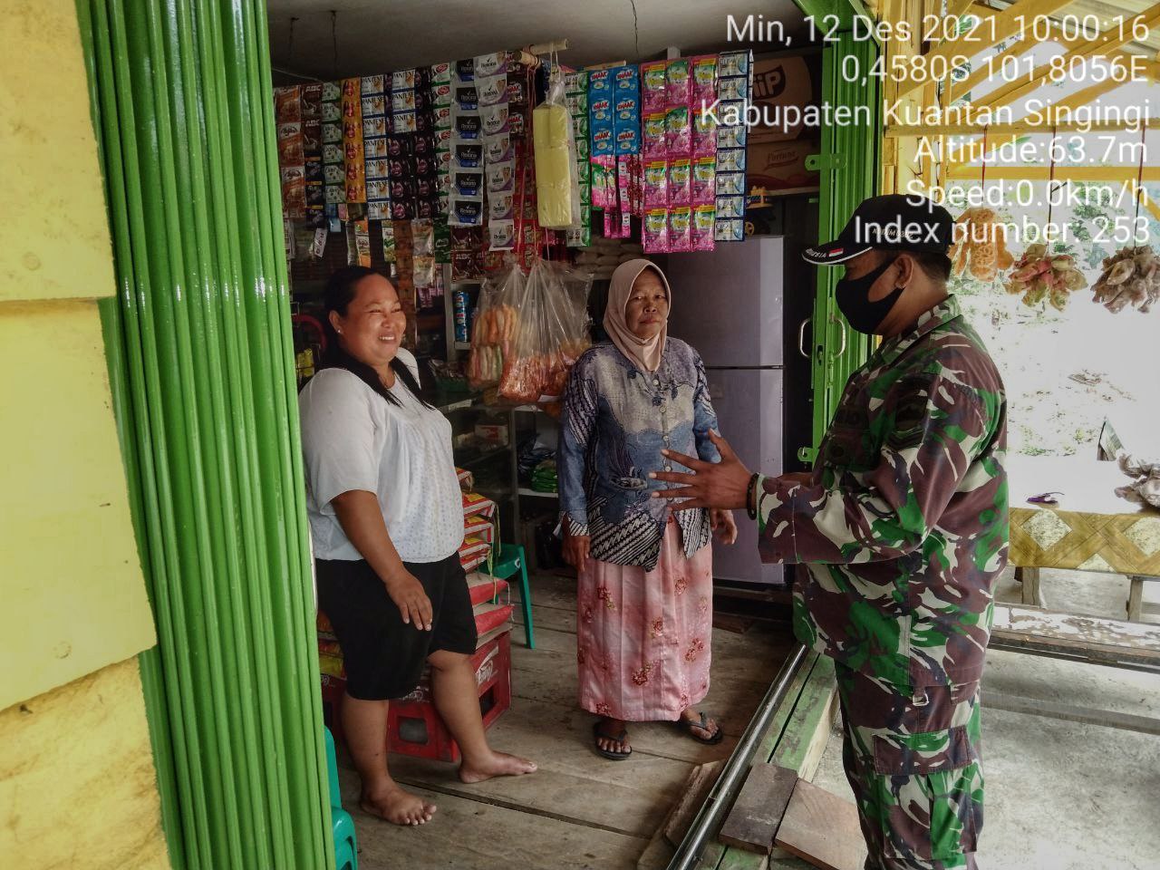 Babinsa Koramil 06 /Cerenti Kodim 0302/ Inhu Komsos Dengan WarGA Bedeng Sikuran Kecamatan Inuman